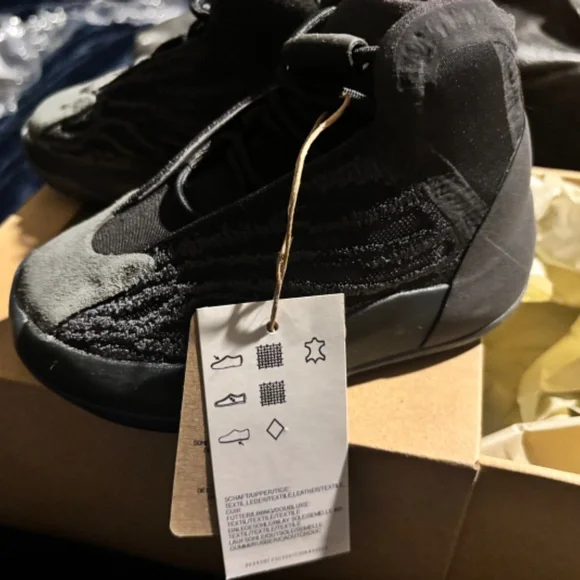 Toddler Yeezy QNTM - Picture 2 of 4